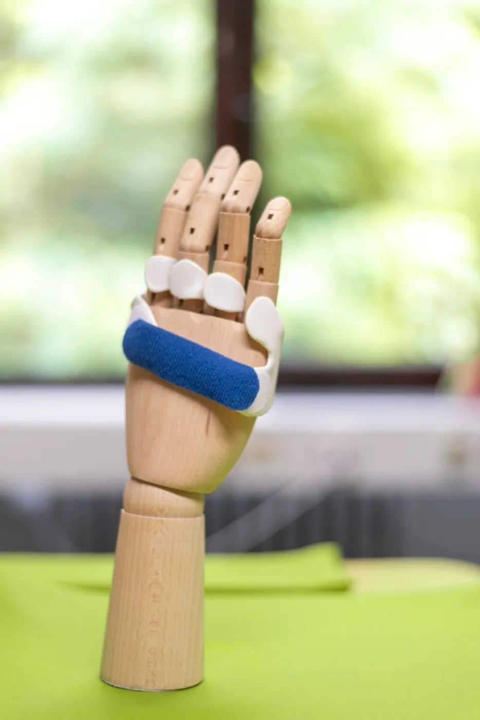 Individuell angepasste Fingerschiene auf einem Anschauungsmodell – Schienenbau in der Handtherapie